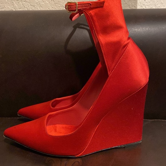 BURBERRY PRORSUM CRAYFORD WEDGE PUMP, SIZE 37stain on foot and back of heel(pic) - Picture 1 of 13